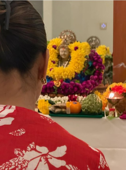 শাহরুখ ও গৌরীর নতুন আশিয়ানায় পূজার আয়োজন, খুশির আবহে বলিউডের বাদশাহের পরিবার।