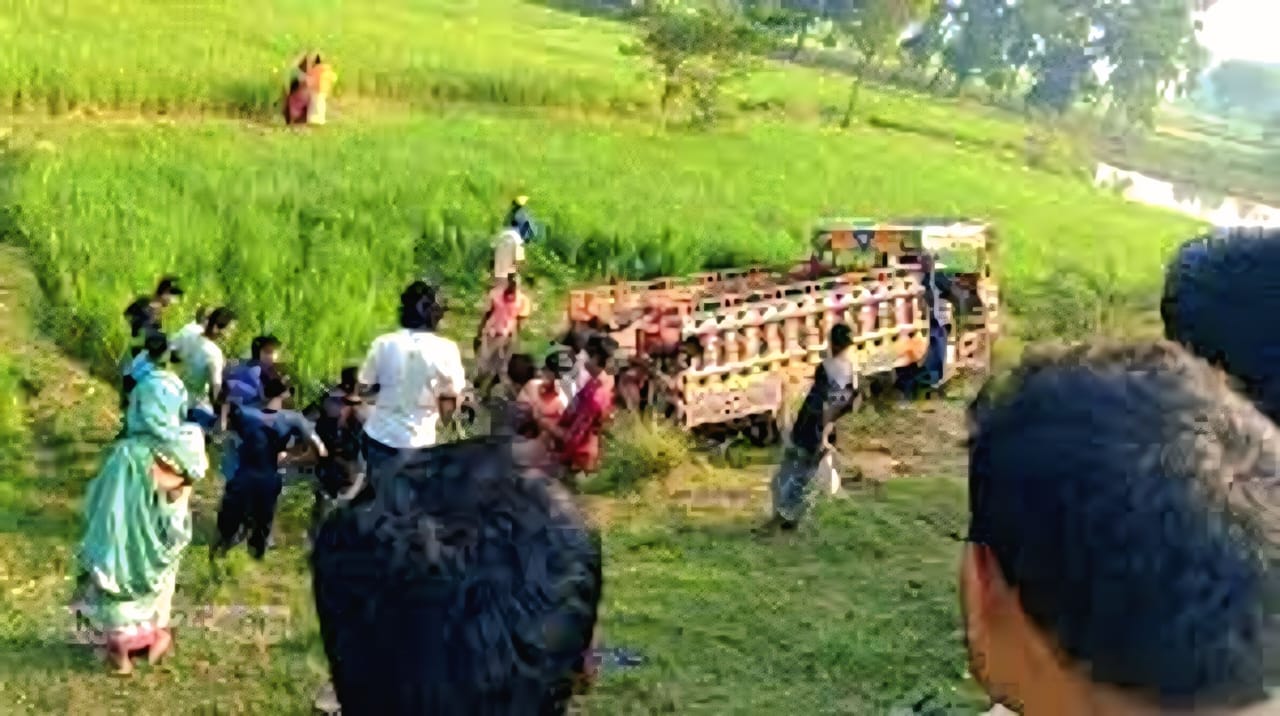 নওগাঁয় গরুবোঝাই ভোটভোটি দুর্ঘটনায় দুজনের মৃত্যু