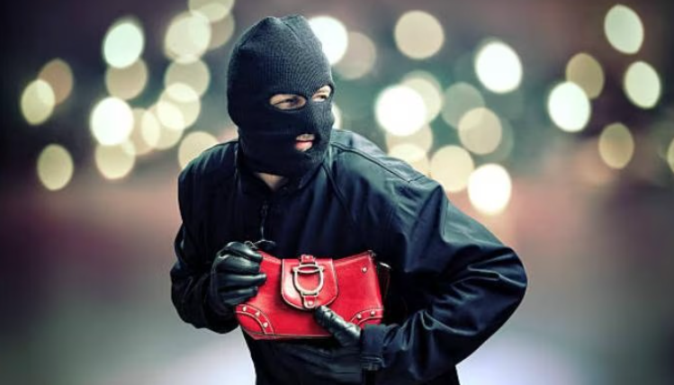 চুরি করে, মাছ-ভাত খেয়ে চম্পট