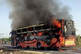 আগ্রা-লখনউ এক্সপ্রেসওয়েতে চলন্ত বাসে ভয়াবহ আগুন : অল্পের জন্য রক্ষা পেলেন ৩৯ যাত্রী