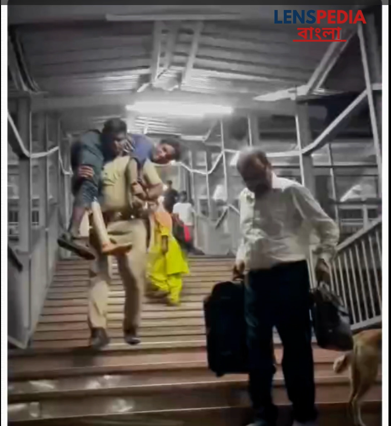 উত্তরপ্রদেশের পুলিশ অফিসারের মানবতার দৃষ্টান্ত — কাঁধে তুলে প্রতিবন্ধী মানুষকে ট্রেনে উঠিয়ে দিলেন