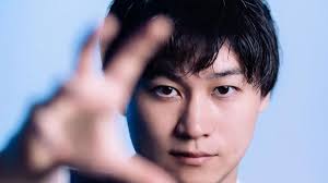 মাত্র ৩৩ বছর বয়সে ১.৯ বিলিয়ন ডলারের মালিক!