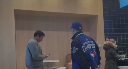 কানাডায় ভারতীয় যুবকের উপর হামলা! টরোন্টো ফুড আউটলেটে কানাডিয়ান নাগরিকের আক্রমণ ভাইরাল ভিডিও