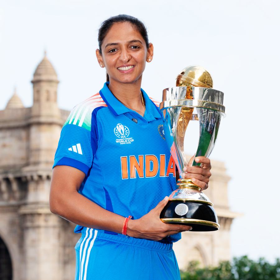 ভারতীয় ক্রিকেটের গৌরব: হরমনপ্রীত-স্মৃতির হাতে স্থায়ী বিশ্বজয় ট্রফি