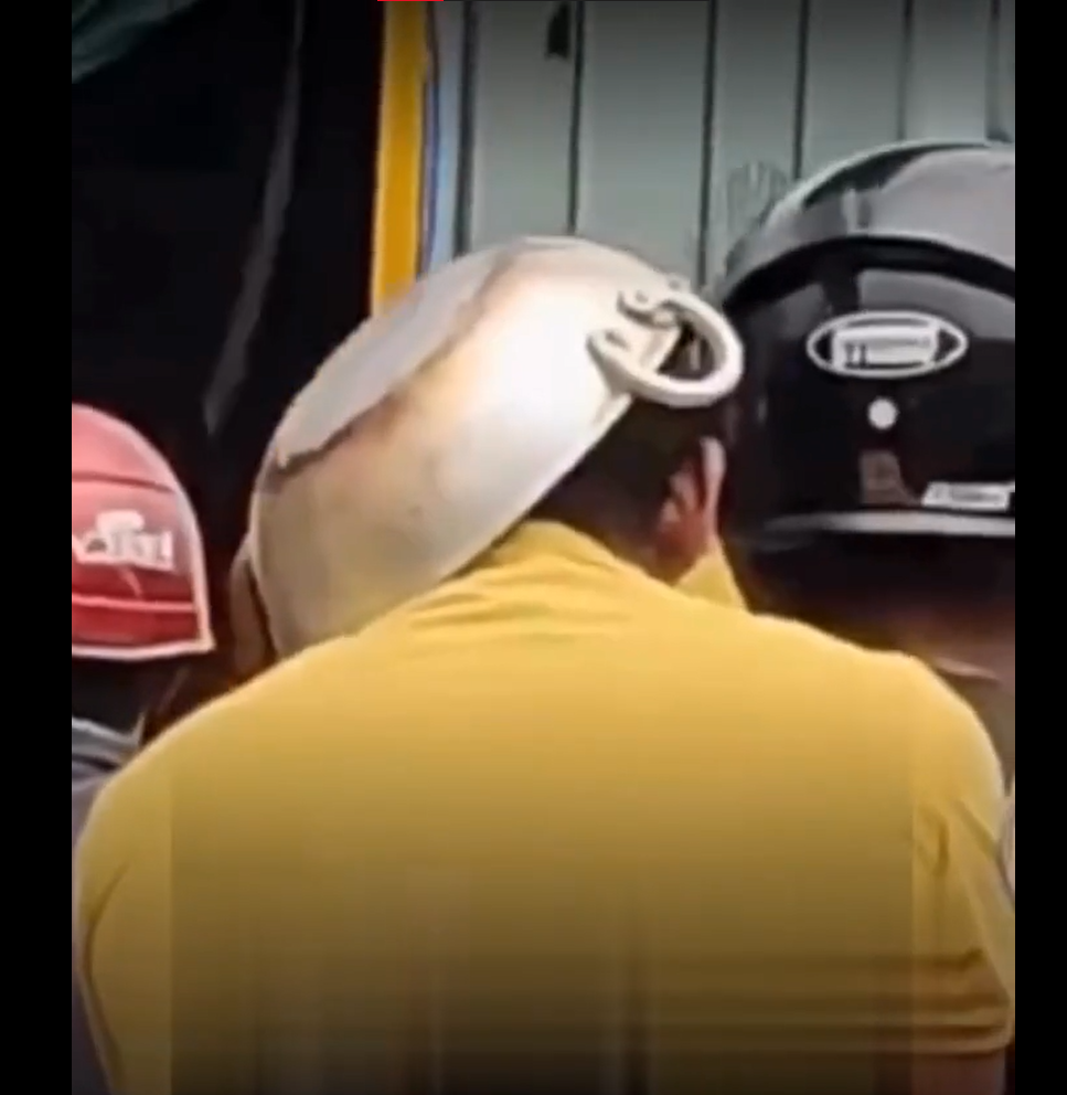 কড়াই হেলমেট পরেই বাইকে ছুটলেন যুবক!  বেঙ্গালুরুতে নতুন ট্রেন্ড না ‘রোড সেফটি কমেডি’? ভিডিও ভাইরাল 