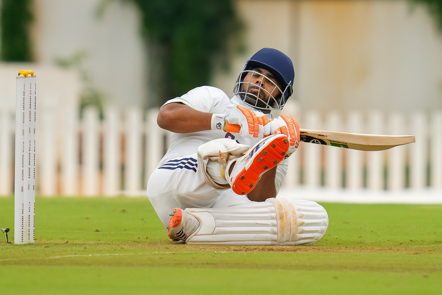 “২০ মিনিটে তিনটি আঘাত! ভারত ‘এ’ ম্যাচে আহত হয়ে মাঠ ছাড়লেন ঋষভ পন্ত”