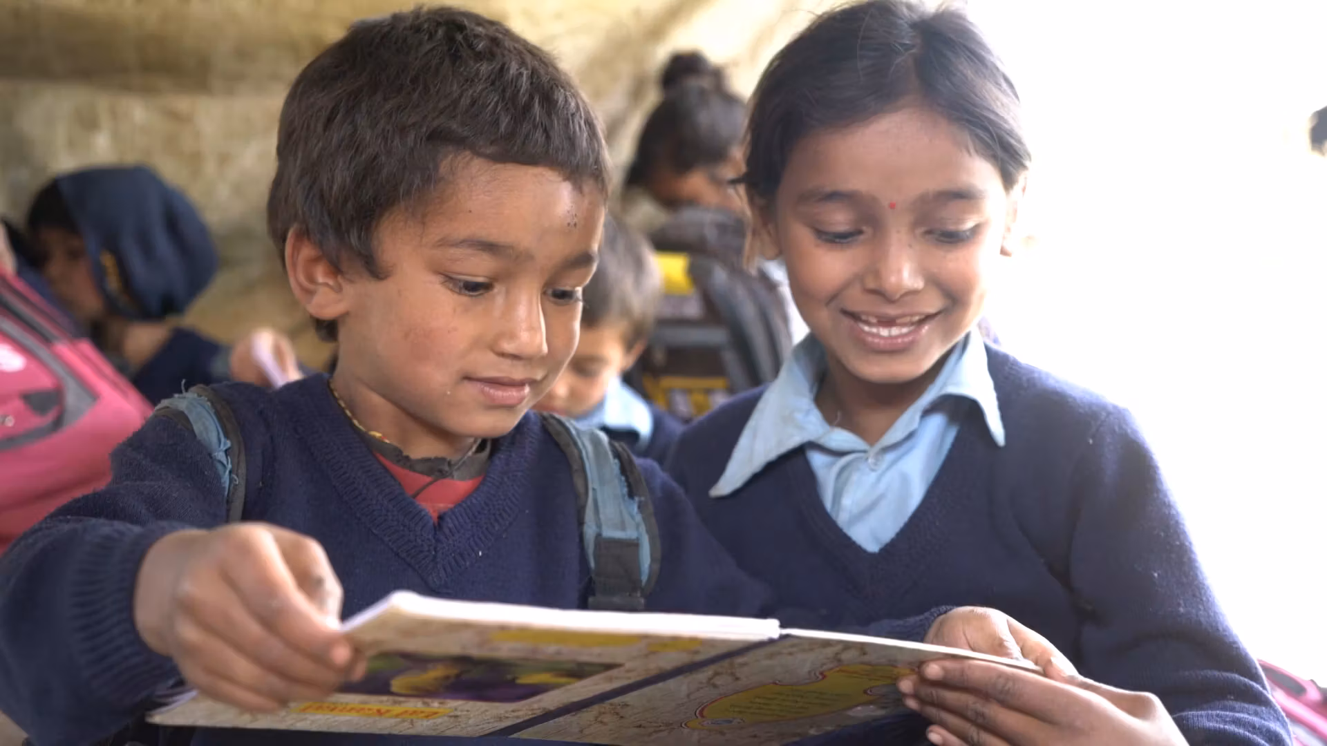 বই পড়ায় আগ্রহ হারাচ্ছে শিশুরা, পাঠের অভ্যাস গড়ে তুলতে ৫ কার্যকর কৌশল