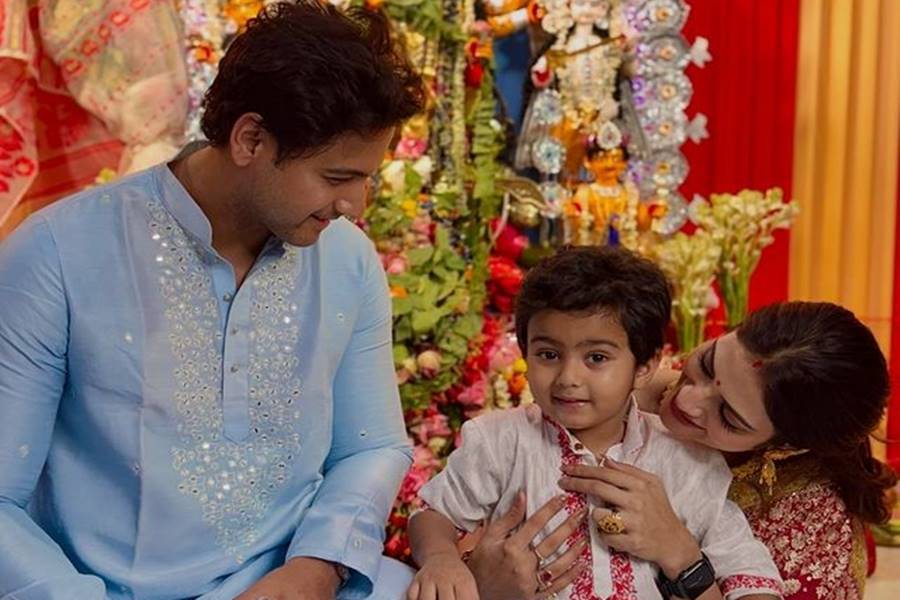 নুসরত জাহান–ইশানের মিষ্টি মুহূর্ত: শিশু দিবসে মা–ছেলের প্রেমময় শুভেচ্ছা ভাইরাল