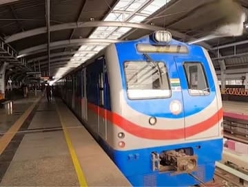 সিগন্যাল বিভ্রাটে ভোর থেকেই বিপর্যয়ে Kolkata Metro Blue Line: দক্ষিণেশ্বর থেকে বরাহনগর রুটে ট্রেন চলাচল বন্ধ