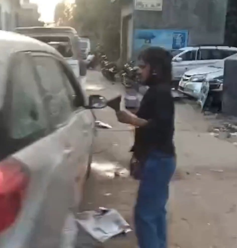 সংসার খরচ না দেওয়ায় গ্যারেজে ঢুকে হাতুড়ি দিয়ে স্বামীর গাড়ি ভাঙলেন দ্বিতীয় স্ত্রী ভাইরাল ভিডিওতে হইচই 