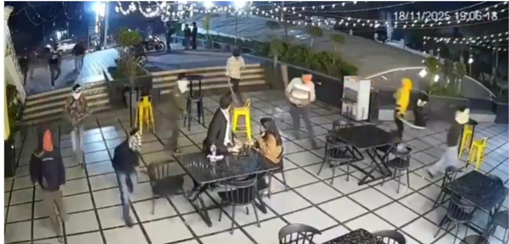 Title: ভোপালের মেজিক স্পট ক্যাফে হামলা: মুখোশধারী দুষ্কৃতীদের তাণ্ডবের ঘটনা