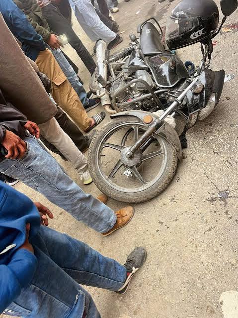 বাইকে দুর্ঘটনা  ডিভাইডারে ধাক্কা, একজন ছিটকে পড়ে, আরেকজন আশঙ্কাজনক অবস্থায় হাসপাতালে