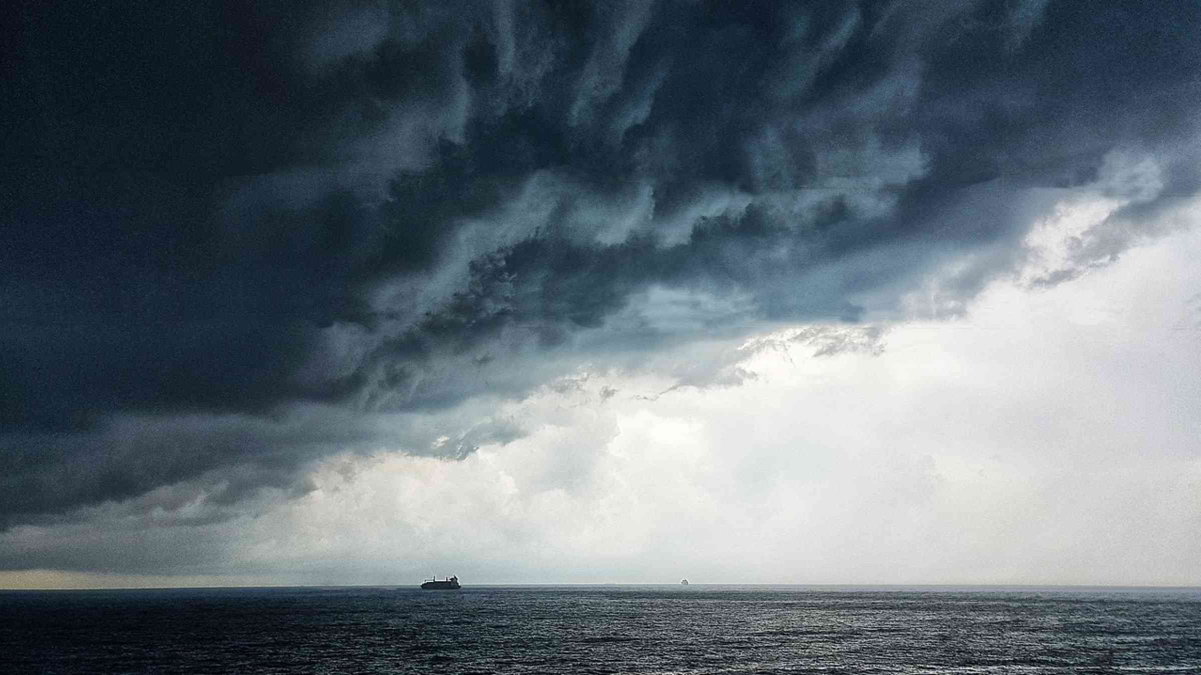 ধ্বংসলীলা চালাচ্ছে ঘূর্ণিঝড় দিতওয়া  শ্রীলঙ্কায় ১৫৩ জনের মৃত্যু, ভারতের উপকূলের দিকে তীব্র ধাক্কা