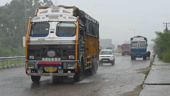 হুড়মুড়িয়ে নামল পারদ, কুয়াশার চাদরে ঢাকল অরণ্য সুন্দরী ঝাড়গ্রাম 