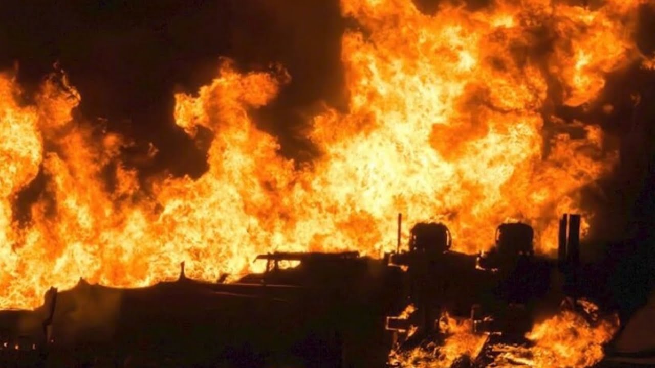 শহরের বুকে ঘিঞ্জি কলোনিতে ভয়াবহ আগুন আতঙ্কে অধিবাসীরা 