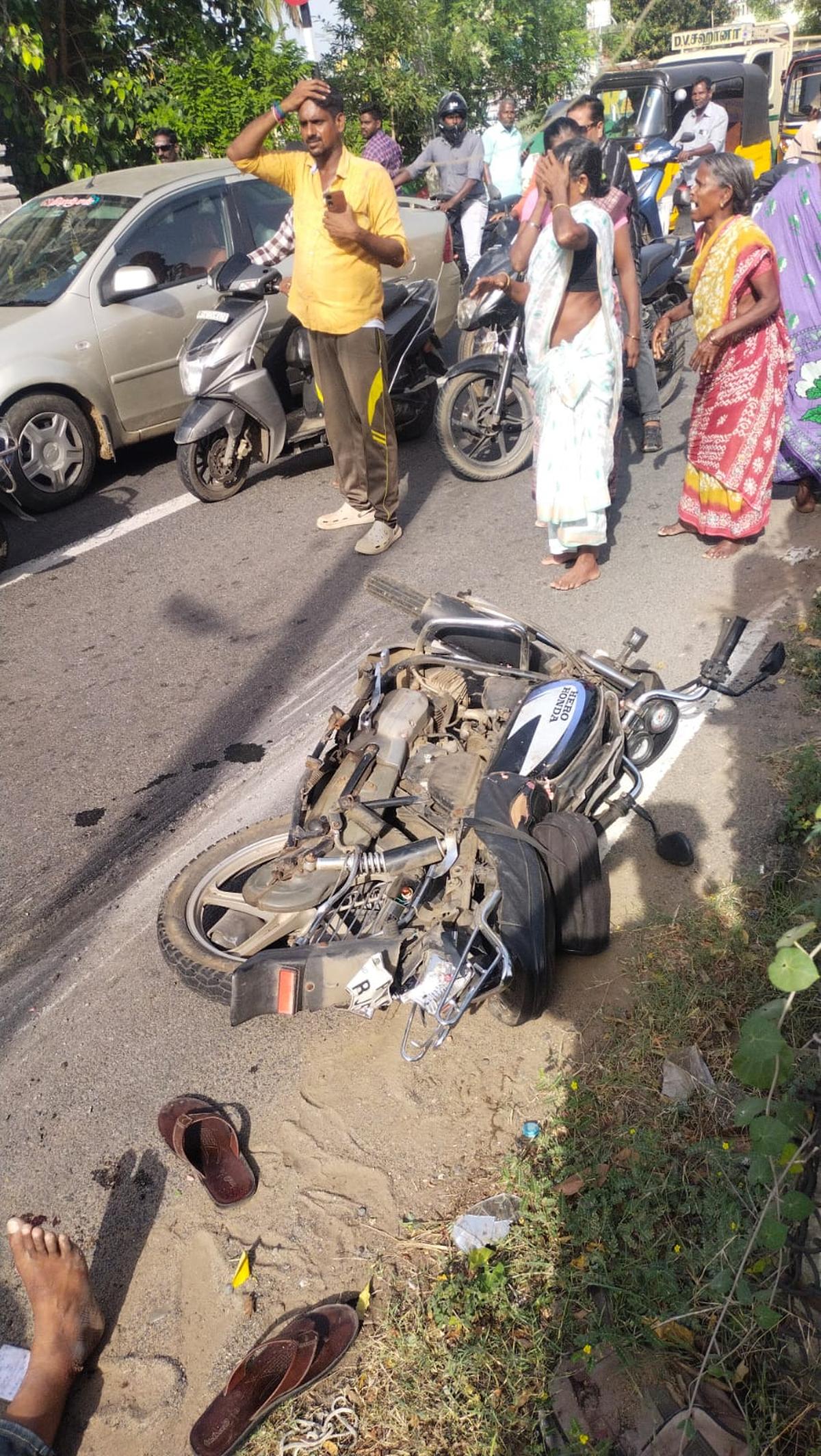 কলকাতায় দু’দু’টি ভয়াবহ দুর্ঘটনা ইএম বাইপাসে প্রাণ গেল বাইক আরোহীর রেড রোডে ল্যাম্পপোস্টে ধাক্কা গুরুতর জখম বাবা ছেলে