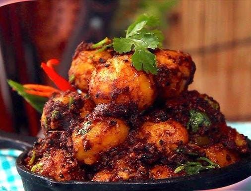 আমতেলের গন্ধে ভরা শীতের বিশেষ আচারি দম আলু, সঙ্গে গরম গরম লুচি