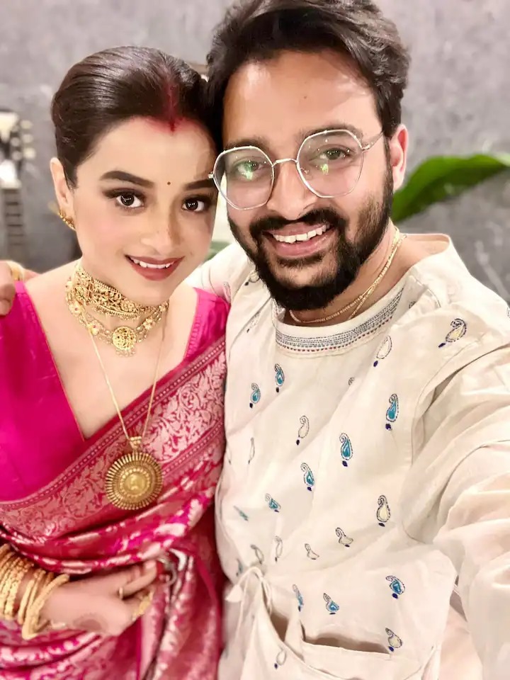 দ্বিতীয় বিবাহবার্ষিকীতে সৌরভ-দর্শনার মিষ্টি উদ্‌যাপন, সন্তানের প্রশ্নে নেটিজেনদের কৌতূহল