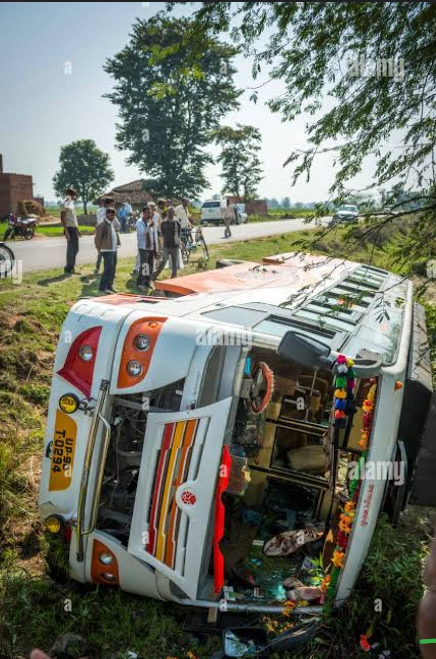 টোটো বাঁচাতে গিয়ে উল্টে গেল বরযাত্রীবাহী বাস, আহত একাধিক
