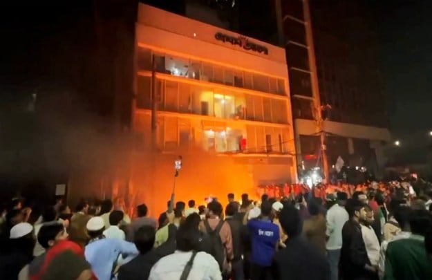 বাংলাদেশে ফের আগুন হিংসা ভারতীয় দূতাবাসের বাইরে তাণ্ডব, ওসমান হাদির মৃত্যু ঘিরে অশান্তি 