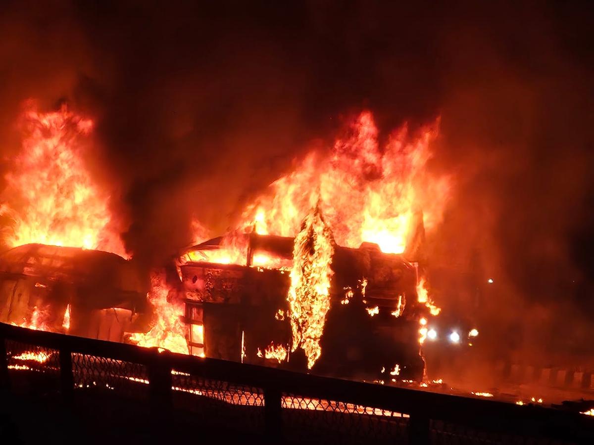 কর্ণাটকে ভয়াবহ দুর্ঘটনা ট্রাকের ধাক্কায় আগুনে পুড়ল যাত্রীবোঝাই বাস  ঝলসে মৃত ৯