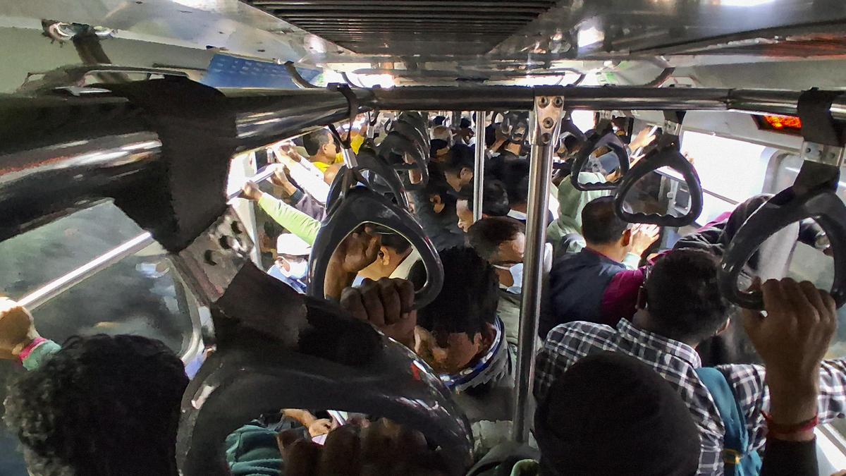 কলকাতা মেট্রোর ব্লু লাইনে বিপর্যয়, লাইনে ঝাঁপ তরুণীর পরিষেবা ব্যাহত ৪৩ মিনিট 