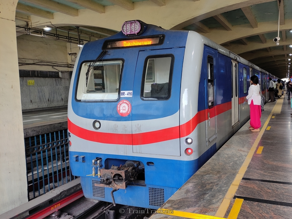 আবার মেট্রোবিভ্রাট  নেতাজি টালিগঞ্জের মাঝে আধঘণ্টারও বেশি থমকে ট্রেন ছুটির দিনেও চরম ভোগান্তি