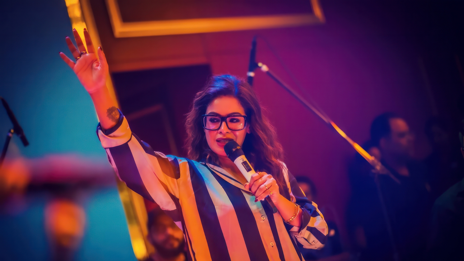 কথা বলা বারণ, তবু আবেগে ভরা—কাগজে-কলমে বাবার সঙ্গে ইমন চক্রবর্তীর নিঃশব্দ কথোপকথন