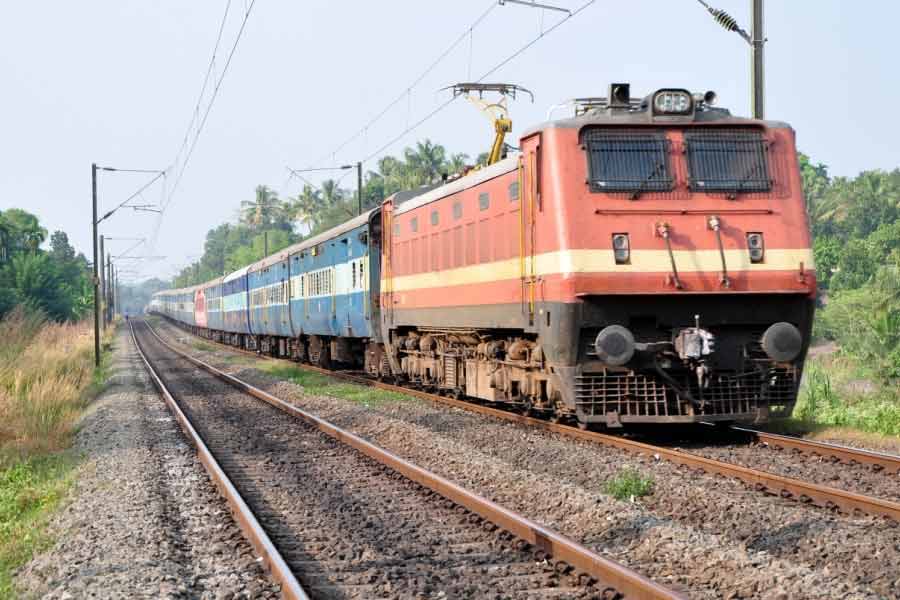 দার্জিলিং মেলে ডাকাতি! মহিলা যাত্রীর ব্যাগ ছিনিয়ে নিয়ে চলন্ত ট্রেন থেকে লাফ, বর্ধমান স্টেশনে ক্ষোভে ফেটে পড়েন যাত্রীরা