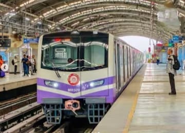 সোমবার সাতসকালে মেট্রো বিভ্রাট আচমকা বন্ধ দক্ষিণেশ্বর থেকে মহানায়ক উত্তম কুমার পর্যন্ত মেট্রো পরিষেবা জানুন আপডেট