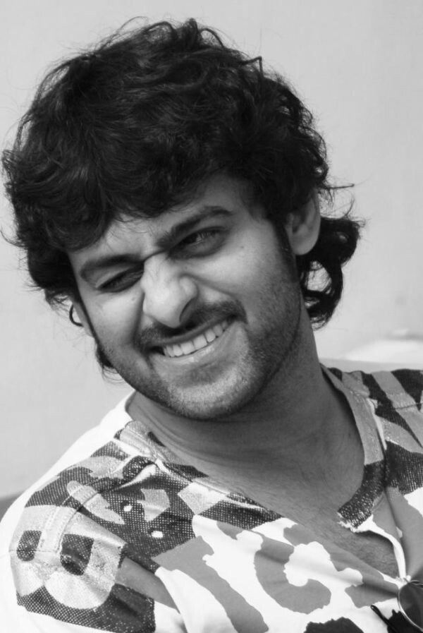 জ্বলছে প্রেক্ষাগৃহ আগুন ধরিয়ে উল্লাস প্রভাস সমর্থকদের আতঙ্কে দিশাহারা দর্শক তার পর 