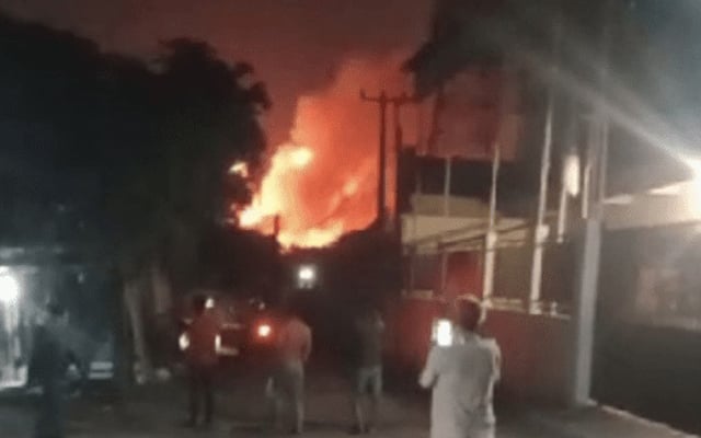 কলকাতার রেল স্টেশনে ভয়াবহ আগুন, বিঘ্নিত ট্রেন চলাচল 