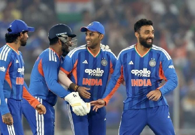 নিউজিল্যান্ডের বিরুদ্ধে সূর্য জ্বলে উঠলেন বরুণের স্পিনে ধস অভিষেক রিঙ্কুর ঝড়ে ভারতের জয়