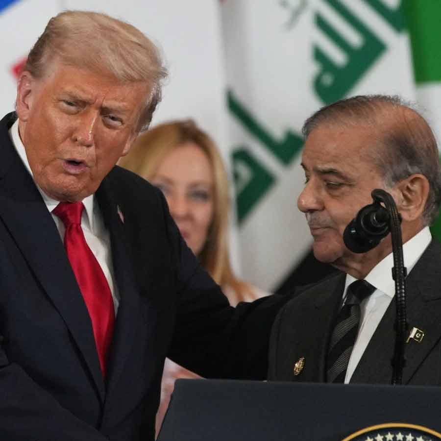 ট্রাম্পকে খুশি করতেই কি ‘বোর্ড অফ পিস’-এ যোগ পাকিস্তানের, শাহবাজ় সরকারের সিদ্ধান্ত নিয়ে প্রশ্ন তুলছে সে দেশের বিরোধীরা