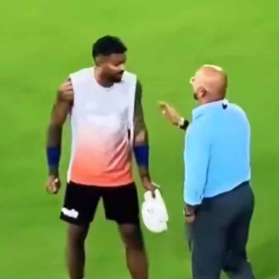 মুরলি কার্তিকের সঙ্গে আঙুল তুলে কথা হার্দিকের! শুক্রবার ভারত-নিউ জ়িল্যান্ড ম্যাচের আগে কী ঘটেছিল?