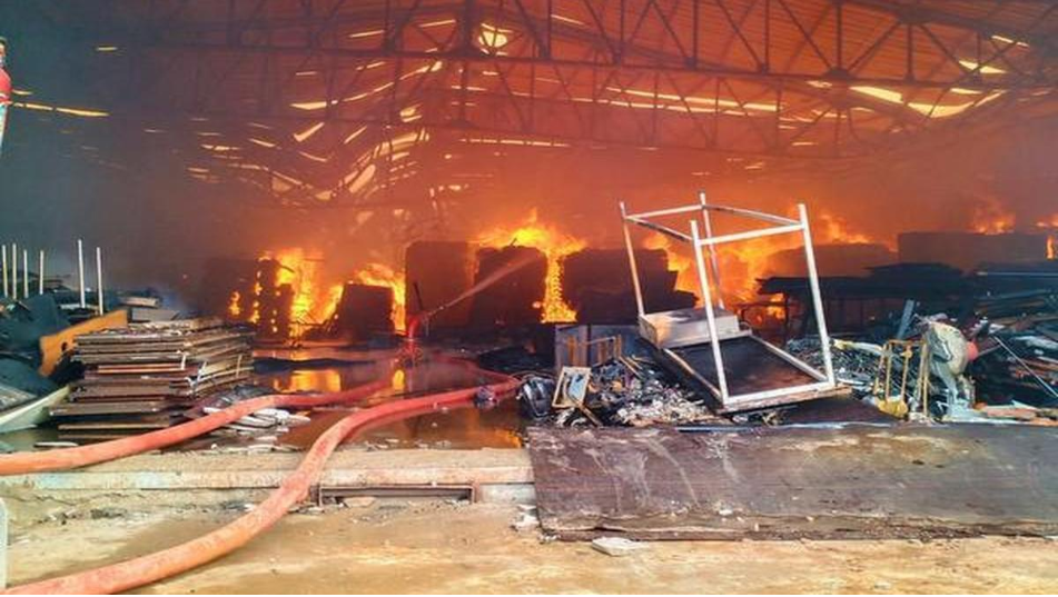 ভয়াবহ গুদাম অগ্নিকাণ্ড ৩২ ঘণ্টা পরও নিয়ন্ত্রণের বাইরে আগুন মৃতের সংখ্যা অজানা