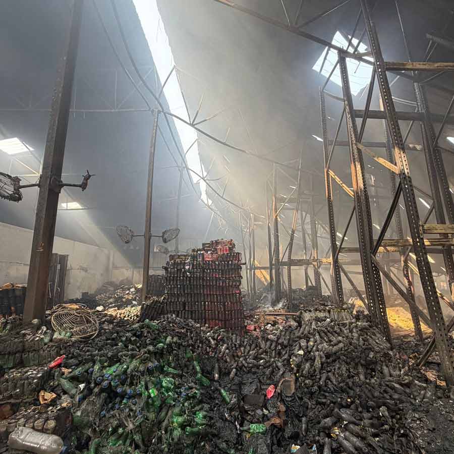 এখনও ধিকিধিকি আগুন পুড়ে খাক গুদামের মধ্যে কত জনের মৃত্যু এখনও অস্পষ্ট ৩২ ঘণ্টা পর ঘটনাস্থলে দমকলমন্ত্রী সুজিত