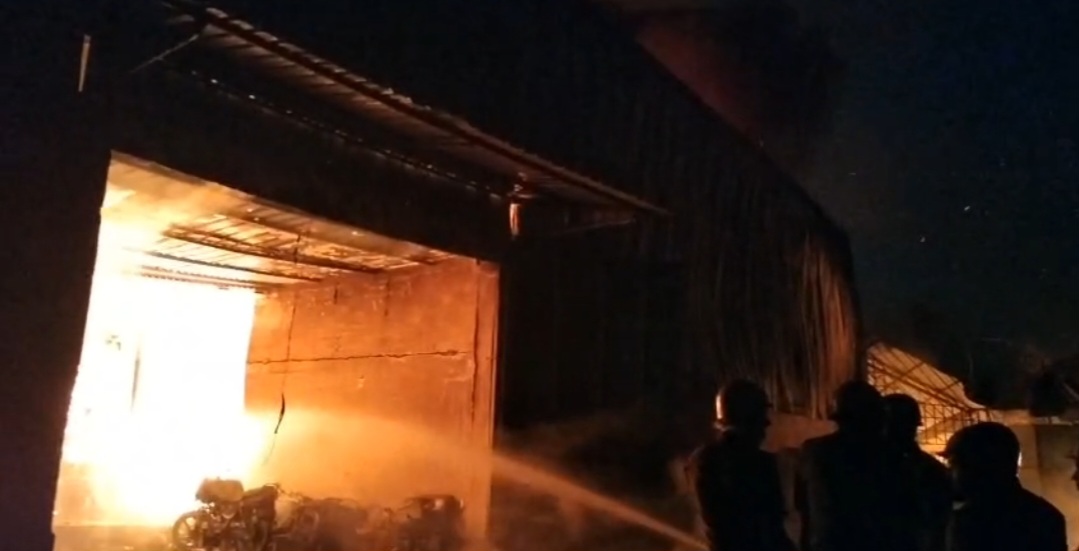 আনন্দপুরের গোডাউনে ভয়াবহ অগ্নিকাণ্ড, একের পর এক গাফিলতির অভিযোগ