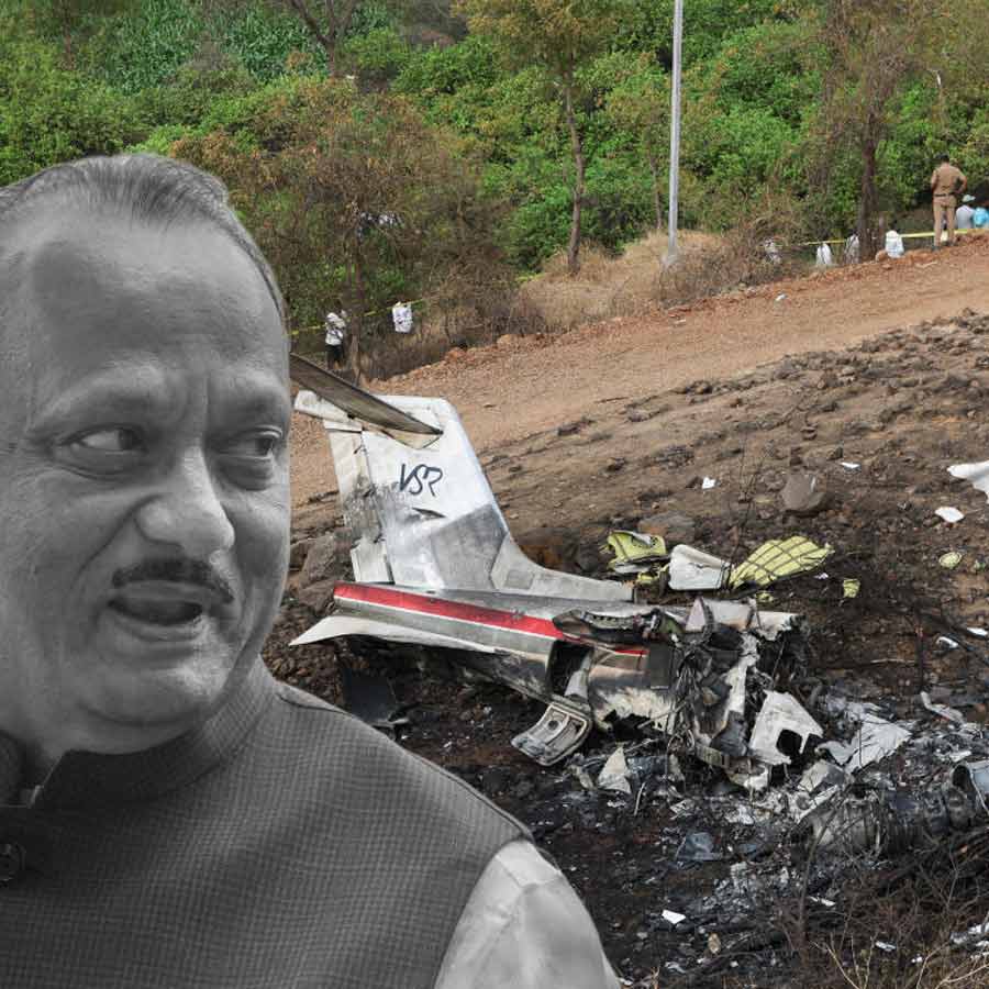 ওড়ার ২৪ মিনিটের মাথায় সঙ্কেত বন্ধ! দুর্ঘটনার মুহূর্তে গতি কত ছিল অজিতের বিমানের, কত উঁচু থেকে ভেঙে পড়ল নীচে