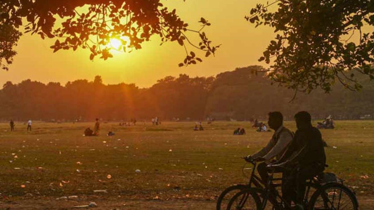 প্রায় ১৮ ডিগ্রি ছুঁল কলকাতার পারদ আর জাঁকিয়ে শীত নয় দক্ষিণে উত্তরবঙ্গের তিন জেলায় ঘন কুয়াশার সতর্কতা