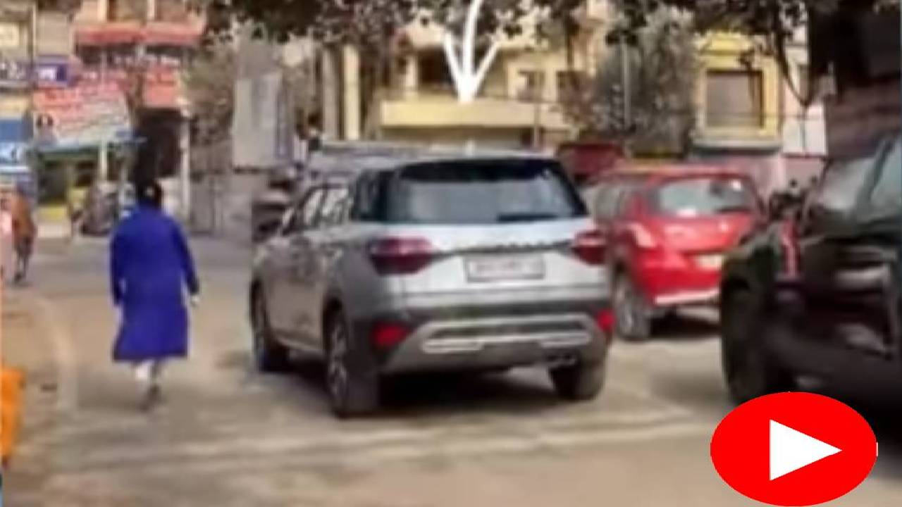 রাস্তার মাঝখানে গাড়ি দাঁড় করিয়ে বসে রইলেন চালক, স্তব্ধ হল যানবাহন, কারণ জানতে পেরে হতবাক নেটপাড়া!