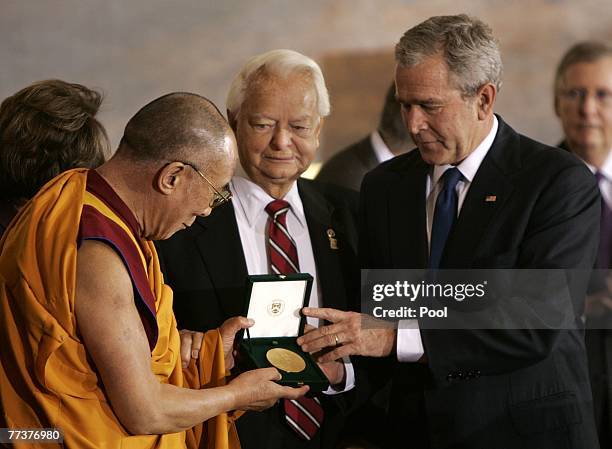 গ্র্যামি মঞ্চে ইতিহাস: কোন অ্যালবামের জন্য সম্মানিত হলেন নবতিপর বৌদ্ধ ধর্মগুরু দলাই লাম
