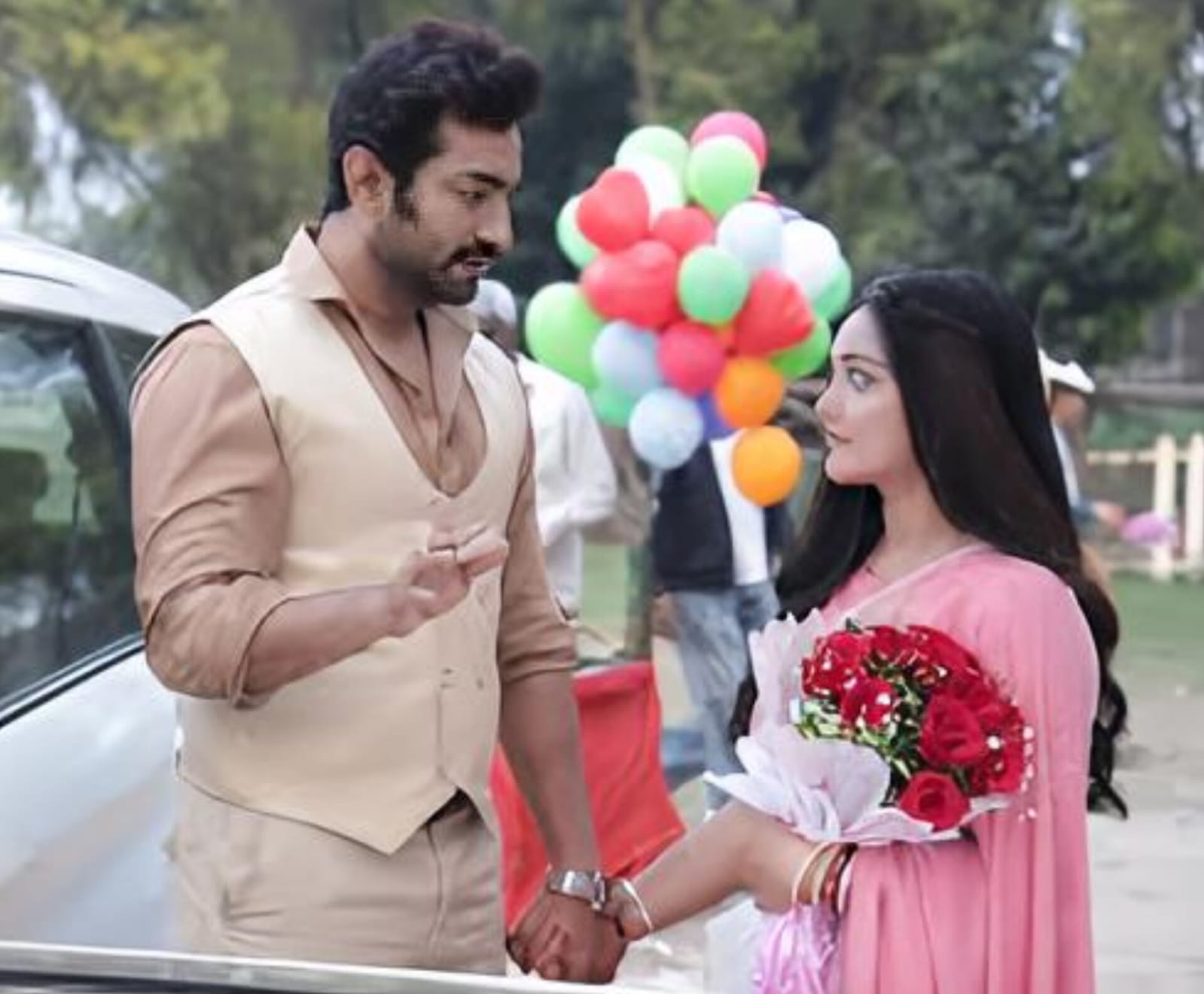 শিরিন পল ধারাবাহিকে মীরা চরিত্রে অভিনয় করছেন  তিনি আর্যর অতীত ভিত্তিক গল্পে নতুন উত্তেজনা যোগ করছেন।