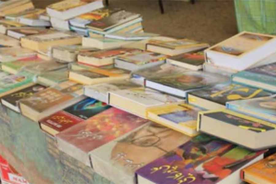 খুদেদের মুখে হাসি ফেরাতে মুর্শিদাবাদের বইমেলায় উদয় থানার বড়বাবুর মানবিক উদ্যোগ