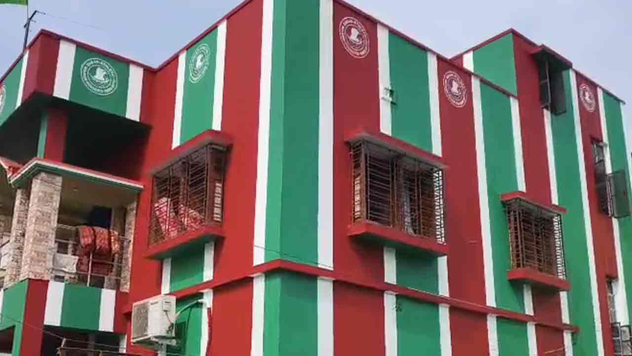 মোহনবাগানের ভক্ত প্রেয়সীকে ঘরণি করার আগে গোটা বাড়ি সবুজ-মেরুনে রাঙালেন প্রেমিক, প্রেমদিবসের উপহার