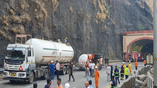 ভয়াবহ দুর্ঘটনা উল্টে গেল গ্যাস ট্যাঙ্কার দীর্ঘক্ষণ বন্ধ মুম্বই পুনে এক্সপ্রেসওয়ে