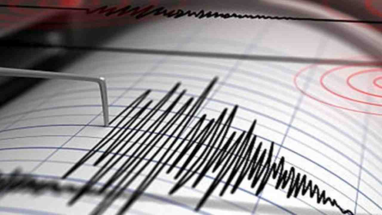 গভীর রাতে ভূমিকম্পে কাঁপল দার্জিলিং কম্পন অনুভূত শিলিগুড়ি জলপাইগুড়িতেও