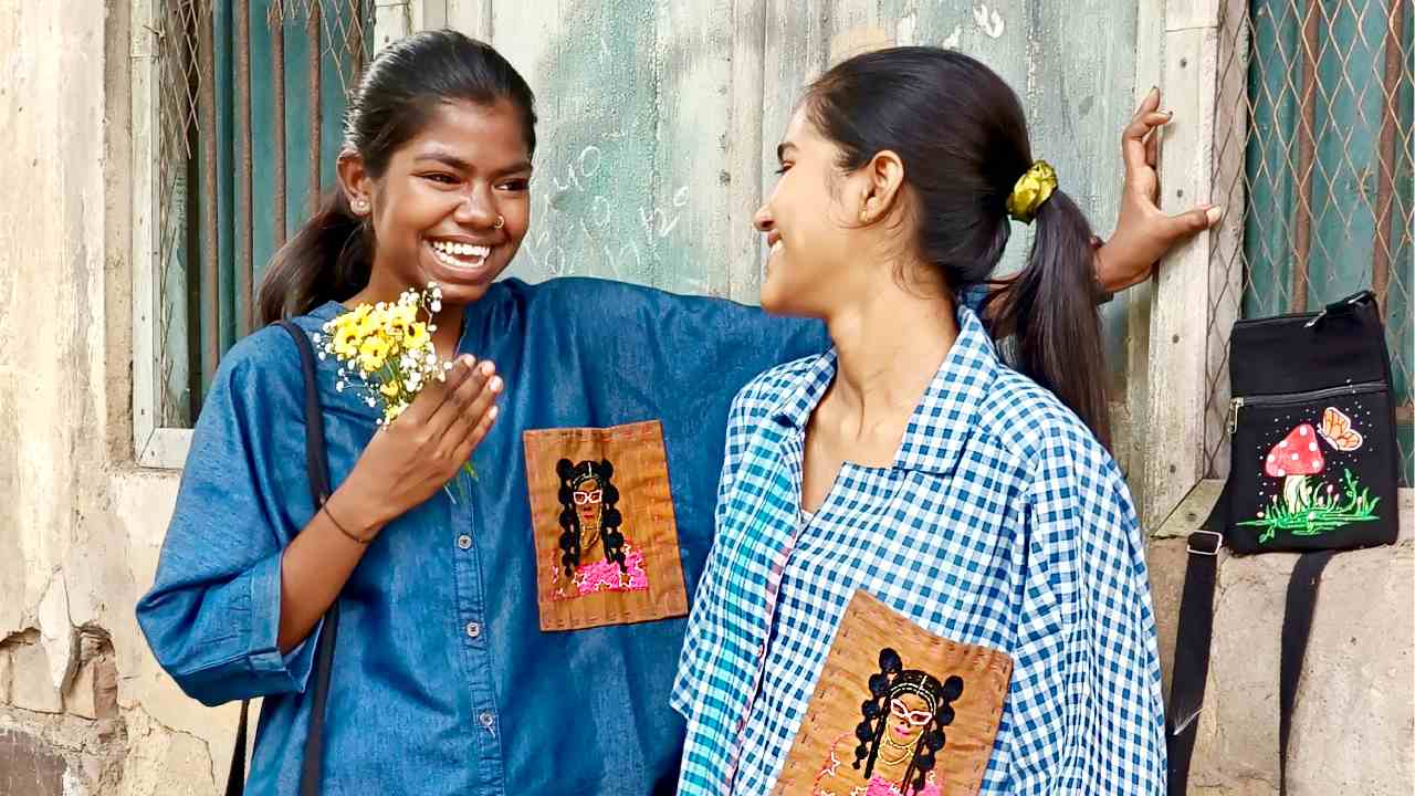 পথশিশুদের মনের রং নকশা হয়ে ফুটছে পোশাকে আনকোরা হাতেও আকার পাচ্ছে আধুনিক ফ্যাশন