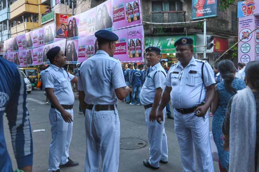 কলকাতা শহরের অন্যতম বড় পুজোগুলির একটির অফিসে তাণ্ডব বিরাট ঝামেলা গড়িয়ার এই জনপ্রিয় ক্লাবে