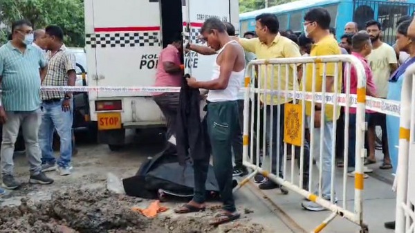 দিল্লির রাস্তায় মরণফাঁদ, ১৫ ফুট গভীর গর্তে পড়ে মৃত্যু তরুণের বরখাস্ত ৩ আধিকারিক